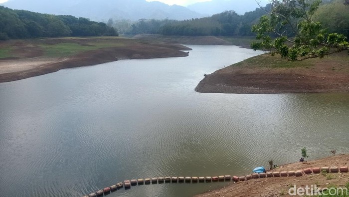 Kondisi Bendungan Palasari di Jembrana, Bali, yang mengering.