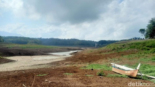Kondisi Bendungan Palasari di Jembrana, Bali, yang mengering.