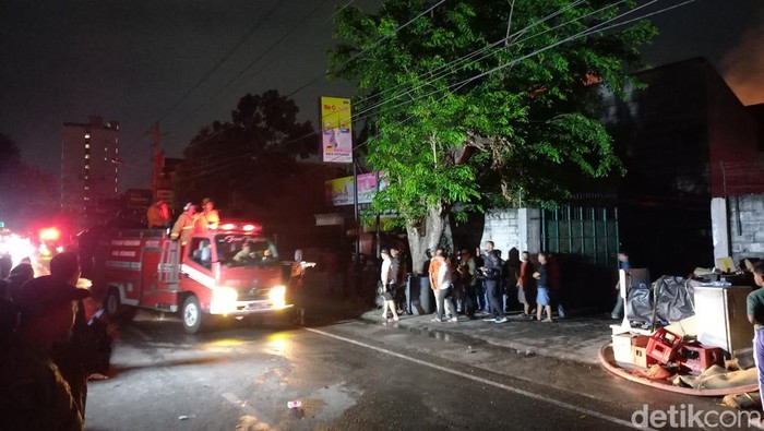 Kondisi Jalan Kyai Mojo, Pasar Kliwon, Solo, Selasa (3/10/2023) malam. Damkar lalu-lalang memadamkan kebakaran di Kampung Joyosudiran.