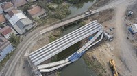 Foto udara konstruksi jembatan penghubung ke kawasan industri Jababeka yang roboh di Jalan Raya Citarik, Desa Jatireja, Cikarang Timur, Kabupaten Bekasi, Jawa Barat, Senin (2/10/2023).  