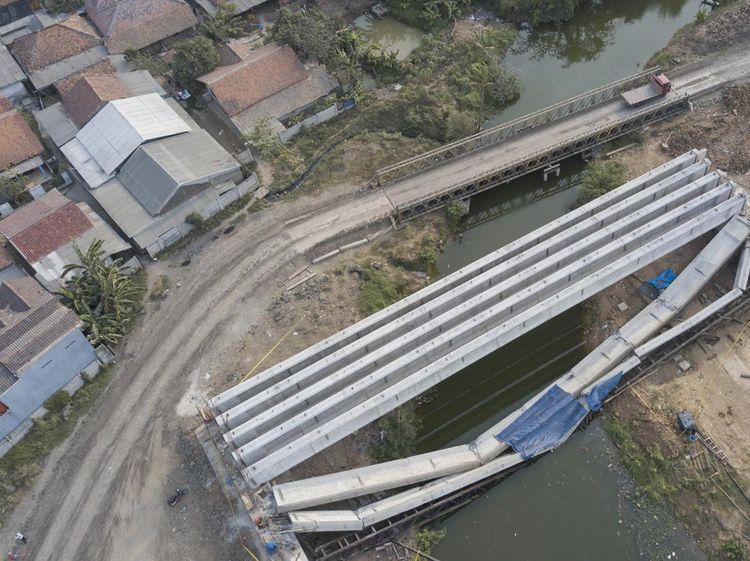 Konstruksi Jembatan Penghubung Kawasan Industri Jababeka Roboh