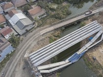 Konstruksi Jembatan Penghubung Kawasan Industri Jababeka Roboh