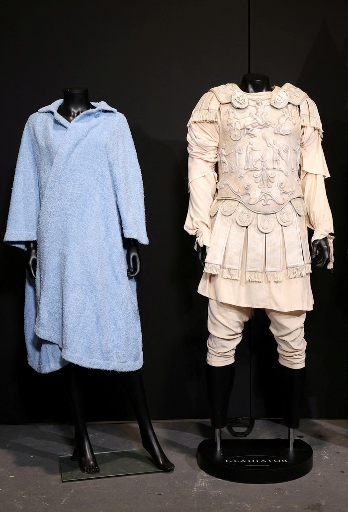 Kostum Film-film Populer Bakal Dilelang, Ada James Bond-Topeng Star Wars Honey Ryder's bathrobe worn by Ursula Andress in