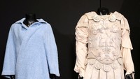 Jubah mandi Honey Ryder yang dikenakan oleh Ursula Andress dalam James Bond: Dr. No dan kostum arena serasi dengan layar Commodus yang dikenakan oleh Joaquin Phoenix dalam Gladiator dipajang di Propstore di Chenies, Inggris.  