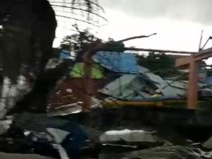 Kubah Masjid di Karimun Terbang Terkena Angin Puting Beliung