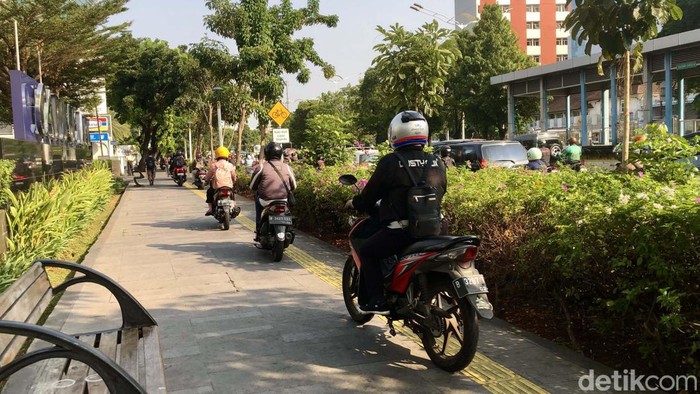 Lagi! Trotor Salemba Raya Dijajah Pemotor Kemacetan yang terjadi saat jam sibuk di jalan Salemba Raya, Jakarta, membuat pemotor nekat melintas di atas trotoar. Nih foto-fotonya.