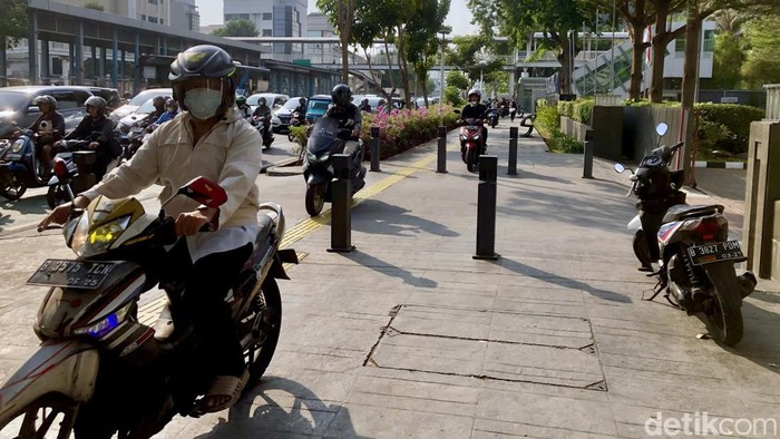 Lagi! Trotor Salemba Raya Dijajah Pemotor Kemacetan yang terjadi saat jam sibuk di jalan Salemba Raya, Jakarta, membuat pemotor nekat melintas di atas trotoar. Nih foto-fotonya.