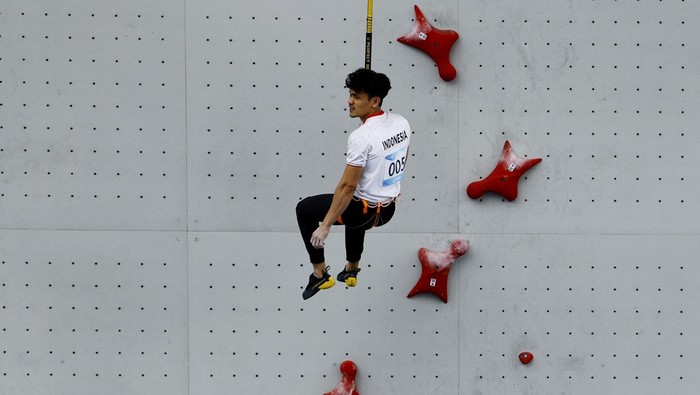 Asian Games - Hangzhou 2022 - Sport Climbing - Shaoxing Keqiao Yangshan Sport Climbing Centre, Shaoxing, China - October 3, 2023 Indonesias Veddriq Leonardo in action during the Mens Speed Qualification REUTERS/Kim Kyung-Hoon