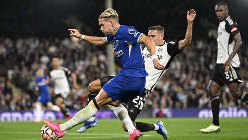 Soccer Football - Premier League - Fulham v Chelsea - Craven Cottage, London, Britain - October 2, 2023 Chelseas Mykhailo Mudryk in action with Fulhams Timothy Castagne REUTERS/Tony Obrien NO USE WITH UNAUTHORIZED AUDIO, VIDEO, DATA, FIXTURE LISTS, CLUB/LEAGUE LOGOS OR LIVE SERVICES. ONLINE IN-MATCH USE LIMITED TO 45 IMAGES, NO VIDEO EMULATION. NO USE IN BETTING, GAMES OR SINGLE CLUB/LEAGUE/PLAYER PUBLICATIONS.