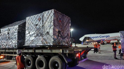 Logistik MotoGP Mandalika 2023 tiba di Bandara Internasional Lombok, Selasa malam.