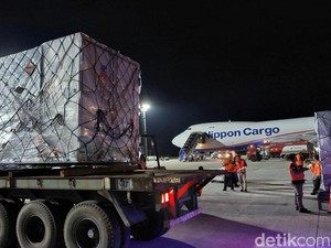 Beragam Persiapan MotoGP Mandalika 2023-Ratusan Ton Logistik Tiba di Lombok