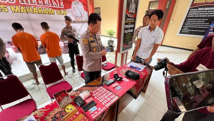Dua pria berinisial HN (41) dan NY (51) di Mahakam Ulu, Kalimantan Timur (Kaltim) ditangkap polisi karena kedapatan mengedarkan narkoba jenis sabu.
