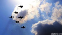 Jet-jet tempur, termasuk pesawat jupiter juga menari-nari memeriahkan gladi bersih HUT ke-78 TNI.