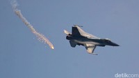 Demonstrasi diantaranya flypass pesawat tempur, helly dan free fall sebanyak 78 personel.