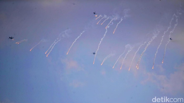 Manuver Jet Tempur dan Helikopter Ramaikan Gladi Bersih HUT TNI Manuver Jet Tempur dan Helikopter Ramaikan Gladi Bersih HUT TNI