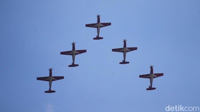 Manuver Jet Tempur dan Helikopter Ramaikan Gladi Bersih HUT TNI