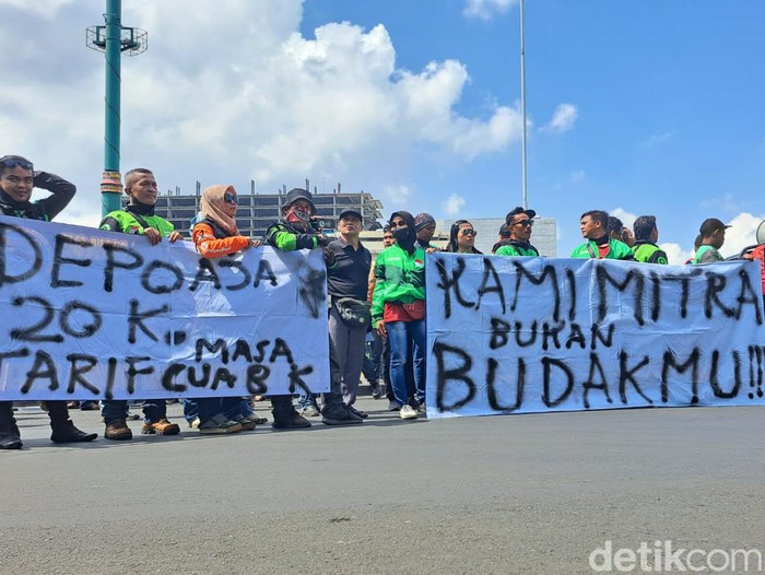 Massa driver ojek online yang tergabung dalam Dewan Presidium Driver Online Banyumas Raya (DPOBOR) menggelar aksi di depan gedung DPRD Banyumas, Selasa (3/10/2023).