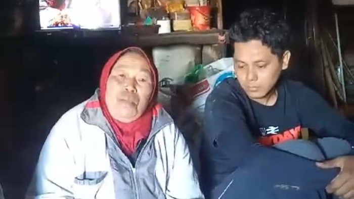 Mbok Yem tak mau dievakuasi dari Gunung Lawu yang terbakar