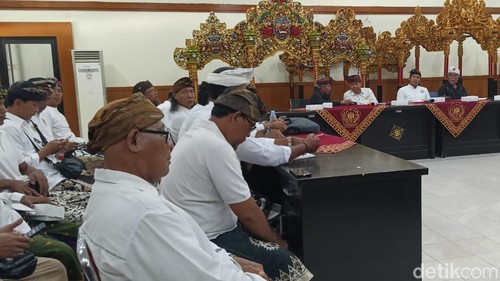 Mediasi soal sanksi adat dikucilkan oleh MDA Denpasar, Selasa (3/10/2023).