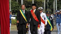 Dalam gladi bersih tersebut, presiden dan pejabat negara lainnya diperagakan oleh peran pengganti.  