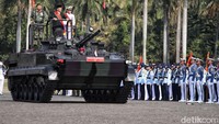 Pemeran pengganti melalukan pengecekan pasukan saat gladi bersih HUT TNI di kawasan Monas, Jakarta Pusat, Selasa (3/10/2023).  