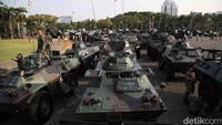 Dalam gladi bersih tersebut, TNI juga mengerahkan kendaraan-kendaraan tempur mereka.  