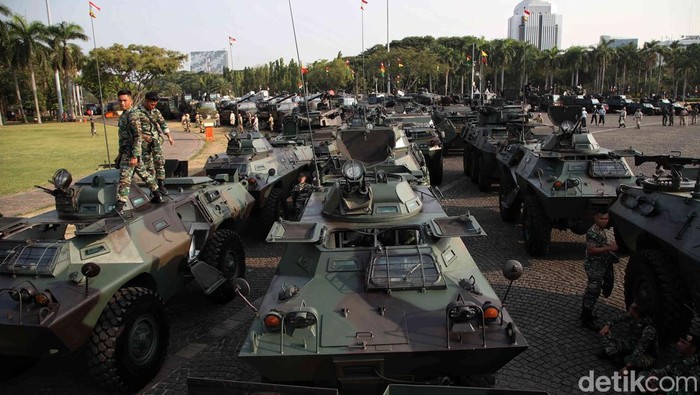 TNI akan menggelar upacara peringatan Hari Ulang Tahun (HUT) ke-78 di Monas, Jakarta, 5 Oktober mendatang. Yuk lihat gladi bersihnya.