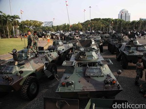 TNI Gelar Parade Alutsista-Bagikan Sembako di Bundaran HI Saat HUT Ke-78