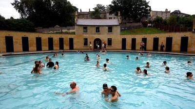 Melihat Kolam Renang Berusia 200 Tahun di Inggris yang Dibuka Lagi