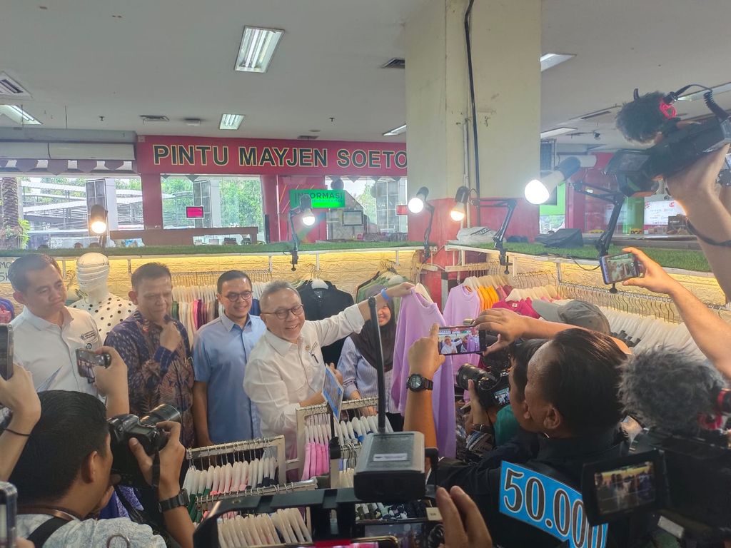 Mendag Zulkifli Hasan tinjau Pusat Grosir Cililtan, Selasa (3/10/2023). (CNBC Indonesia/Martyasari Rizky)