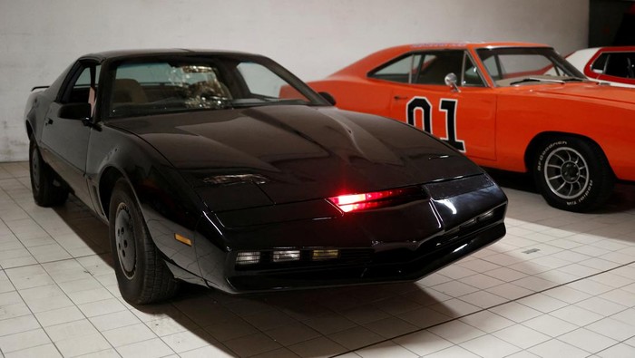 Mengintip Deratan Mobil Ikonik di Film-film Terkenal A view shows legendary vehicles and car replicas from the world of cinema and television displayed at the Pop Central museum in Etrechy, near Paris, France, September 17, 2023. REUTERS/Noemie Olive