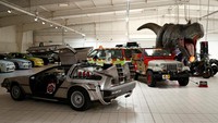 Pemandangan replika DeLorean DMC-12 yang ditampilkan dalam film Back to the Future di antara kendaraan legendaris dan replika mobil dari dunia perfilman dan televisi yang dipajang di museum Pop Central di Etrechy, dekat Paris, Prancis, 17 September 2023.   