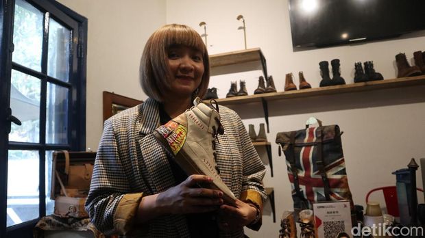 Menjadi UMKM binaan BI Jabar, penjualan sepatu boot Akar NFYR tembus ke pasar global.