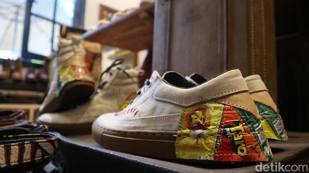 Menjadi UMKM binaan BI Jabar, penjualan sepatu boot Akar NFYR tembus ke pasar global.
