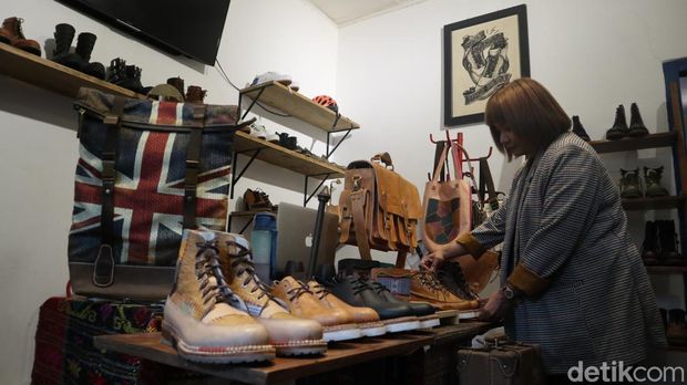 Menjadi UMKM binaan BI Jabar, penjualan sepatu boot Akar NFYR tembus ke pasar global.