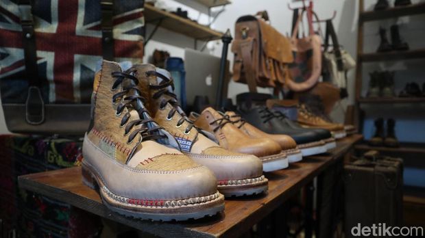 Menjadi UMKM binaan BI Jabar, penjualan sepatu boot Akar NFYR tembus ke pasar global.