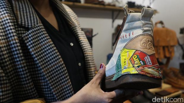 Menjadi UMKM binaan BI Jabar, penjualan sepatu boot Akar NFYR tembus ke pasar global.