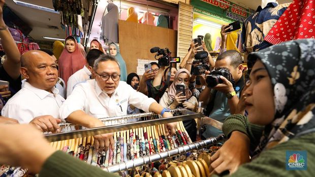 Menteri Perdagangan (Mendag) Zulkifli Hasan meninjau Pusat Grosir Cililtan (PGC), Selasa (3/10/2023). Setelah tiba di kawasan PGC pada pukul 11.00 WIB, Menteri yang akrab disapa Zulhas itu langsung menyapa dan mendatangi sejumlah toko para pedagang di PGC. (CNBC Indonesia/Tri Susilo)