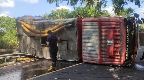 Mobil Damkartan Kabupaten Karangasem yang terguling di Jalan Raya Amlapura-Singaraja.