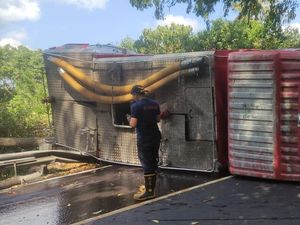 Mobil Damkar Karangasem Terguling Saat Menuju TKP Kebakaran