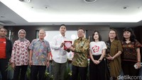 Mereka saling bertukar cenderamata.  