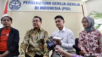 Kaesang bersama pengurus PGI memberikan keterangan pers seusai pertemuan.  
