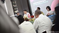 Kaesang dan pengurus PSI datang untuk meminta nasehat dari para pendeta.  