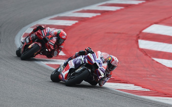 MotoGP - Indian Grand Prix - Buddh International Circuit, Greater Noida, India - September 24, 2023 Prima Pramac Racings Jorge Martin and Ducati Lenovo Teams Francesco Bagnaia in action during the MotoGP REUTERS/Anushree Fadnavis