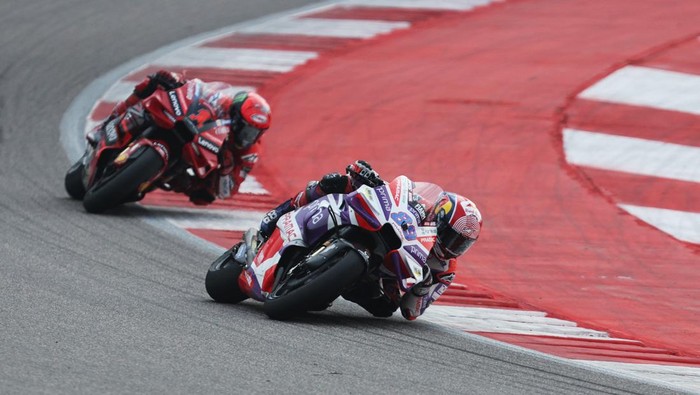 MotoGP - Indian Grand Prix - Buddh International Circuit, Greater Noida, India - September 24, 2023 Prima Pramac Racings Jorge Martin and Ducati Lenovo Teams Francesco Bagnaia in action during the MotoGP REUTERS/Anushree Fadnavis