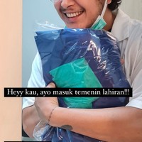 Suami Nadine, Dimas Anggara juga terlihat setia menemaninya. Bahkan Dimas ikut ke ruang operasi untuk menyemangati sang istri sekaligus melihat langsung anak keduanya lahir. Foto: Instagram/@nadinelist