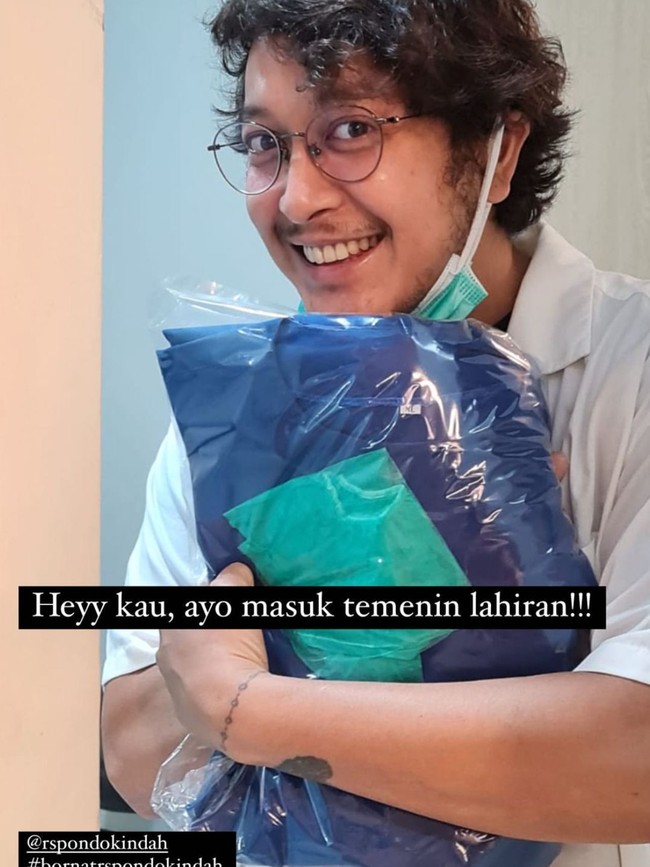 Suami Nadine, Dimas Anggara juga terlihat setia menemaninya. Bahkan Dimas ikut ke ruang operasi untuk menyemangati sang istri sekaligus melihat langsung anak keduanya lahir. Foto: Instagram/@nadinelist