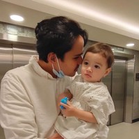 Adik Nadine, Mischa Chandrawinata juga terlihat hadir. Sambil menggendong Djiwa, terlihat Mischa yang setia menunggu hingga keponakan barunya itu lahir. Foto: Instagram/@nadinelist