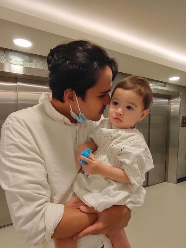 Adik Nadine, Mischa Chandrawinata juga terlihat hadir. Sambil menggendong Djiwa, terlihat Mischa yang setia menunggu hingga keponakan barunya itu lahir. Foto: Instagram/@nadinelist