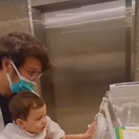 Kini sudah menjadi seorang kakak, Djiwa tampak begitu bersemangat bertemu dengan adiknya yang baru lahir. Kehadiran Djiwa yang saat ini baru berusia 1 tahun pun tak kalah mencuri atensi dan bikin gemas. Foto: Instagram/@nadinelist